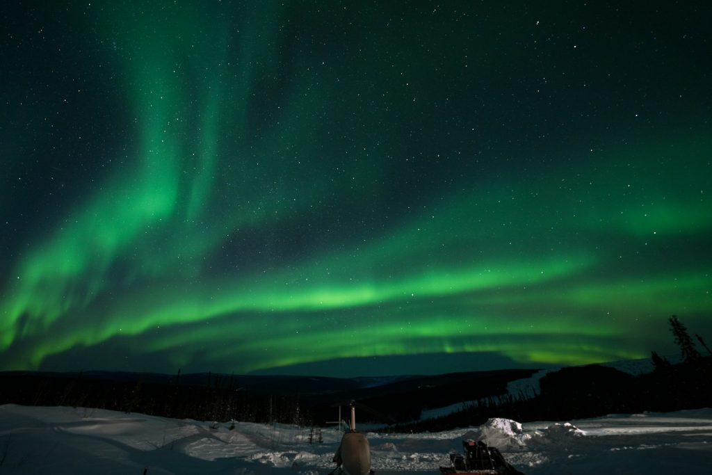 aurores boreales et soleil de minuit en Laponie